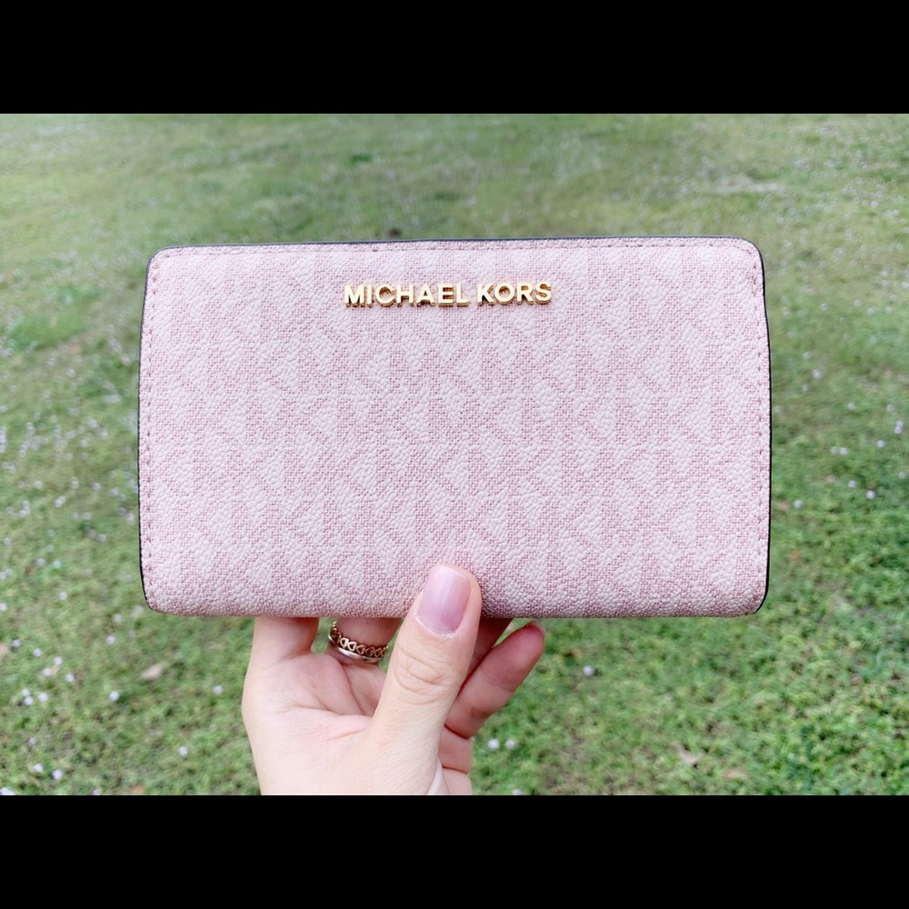 Gaby’sBags-NWT Michael Kors Wallet - Picture 1 of 2